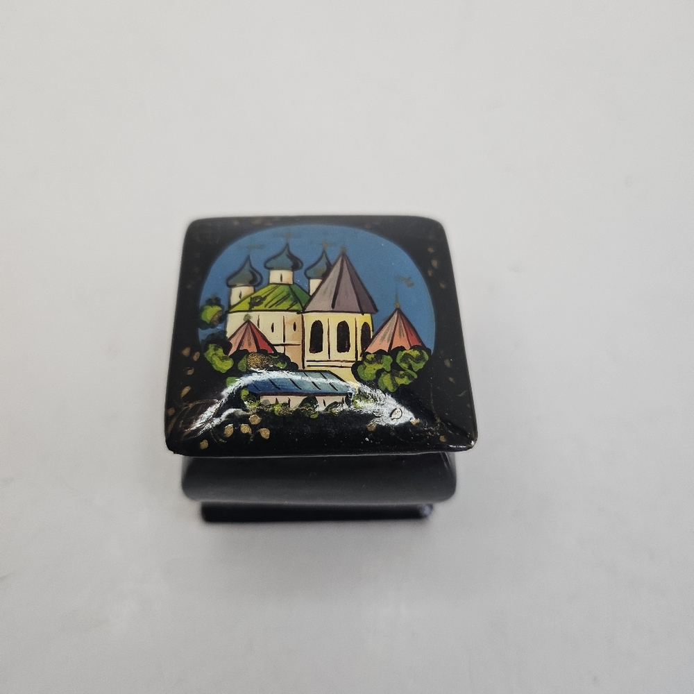 Signed Russian Palekh Lacquer miniature box ASSUMPTION CATHEDRAL Vladimir Lozun